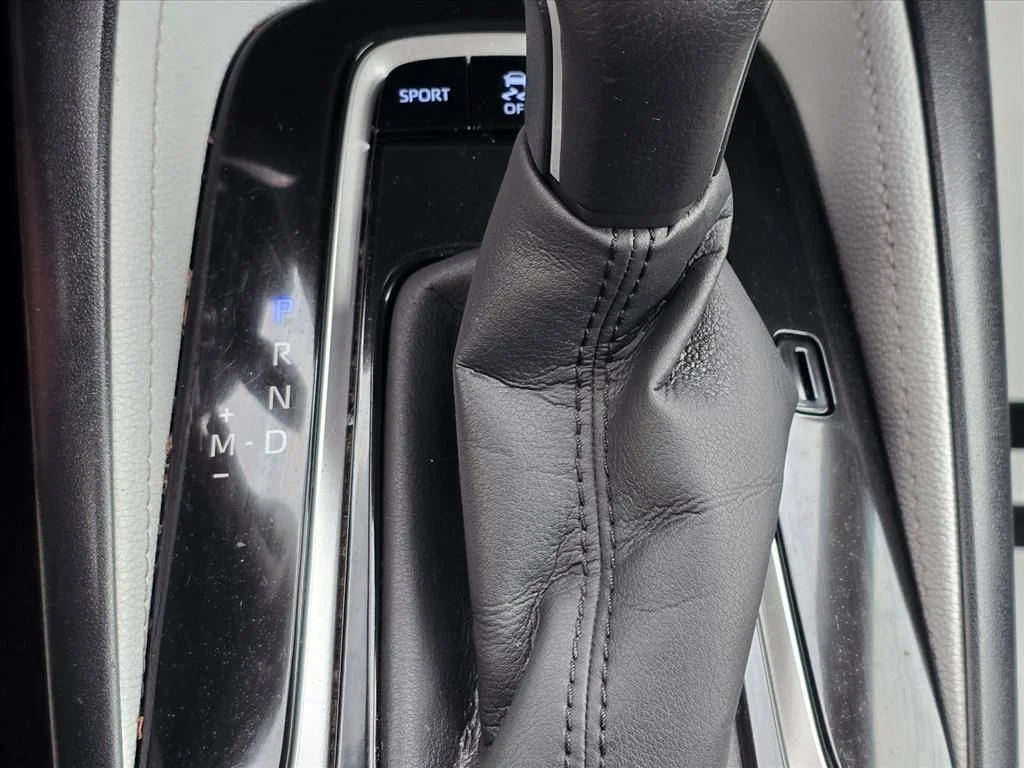 Used 2020  Toyota SE image 17