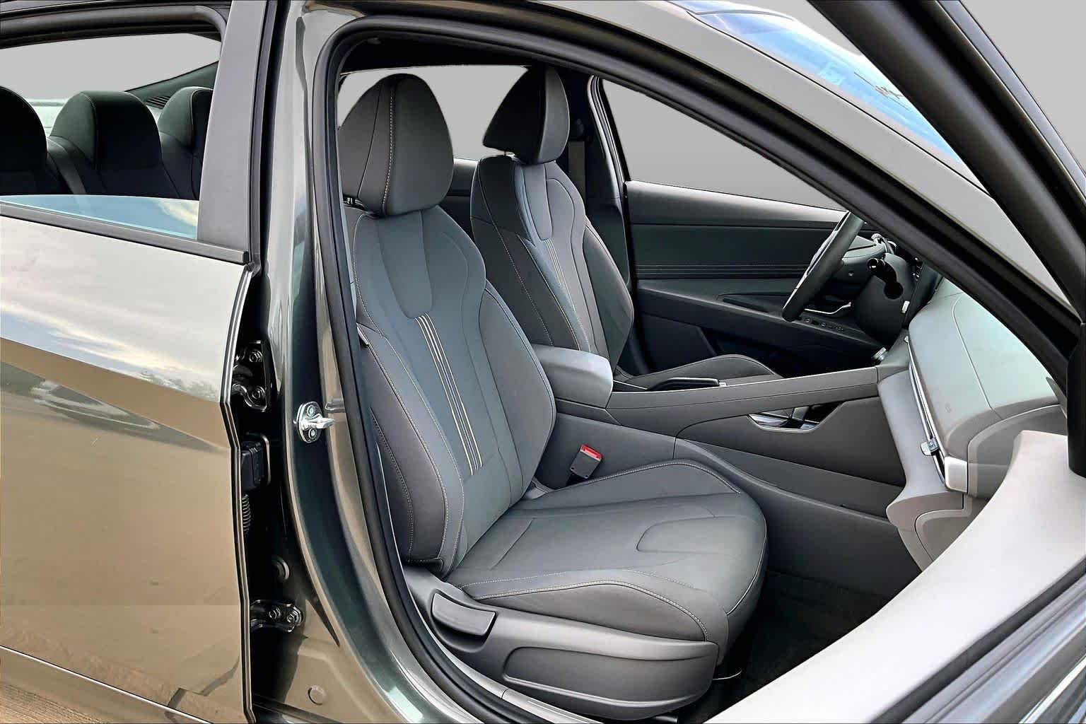 Used 2025 Amazon Gray Hyundai SEL Sport image 9
