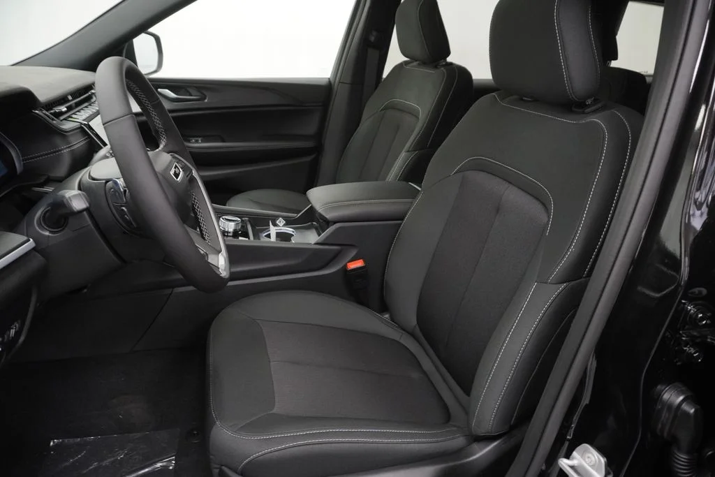 New 2026 Diamond Black Crystal Pearlcoat Jeep Laredo image 15