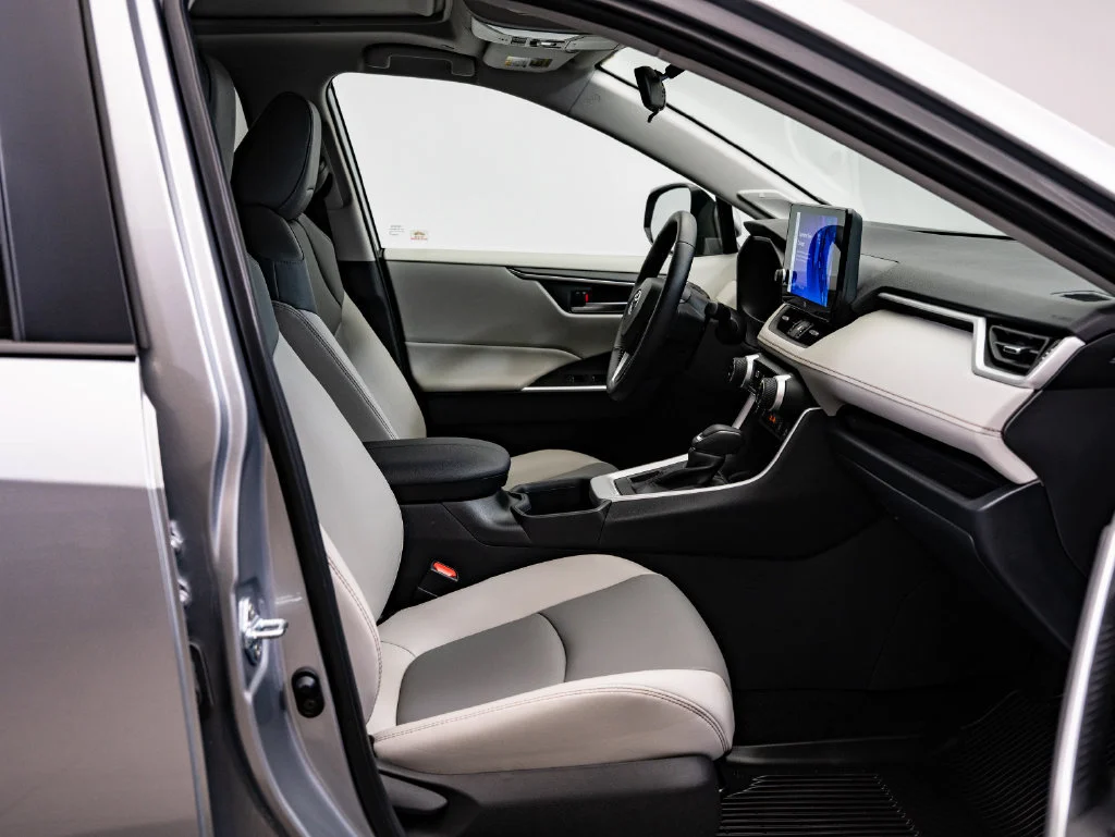 Used 2025 Silver Sky Metallic Toyota XLE Premium image 26