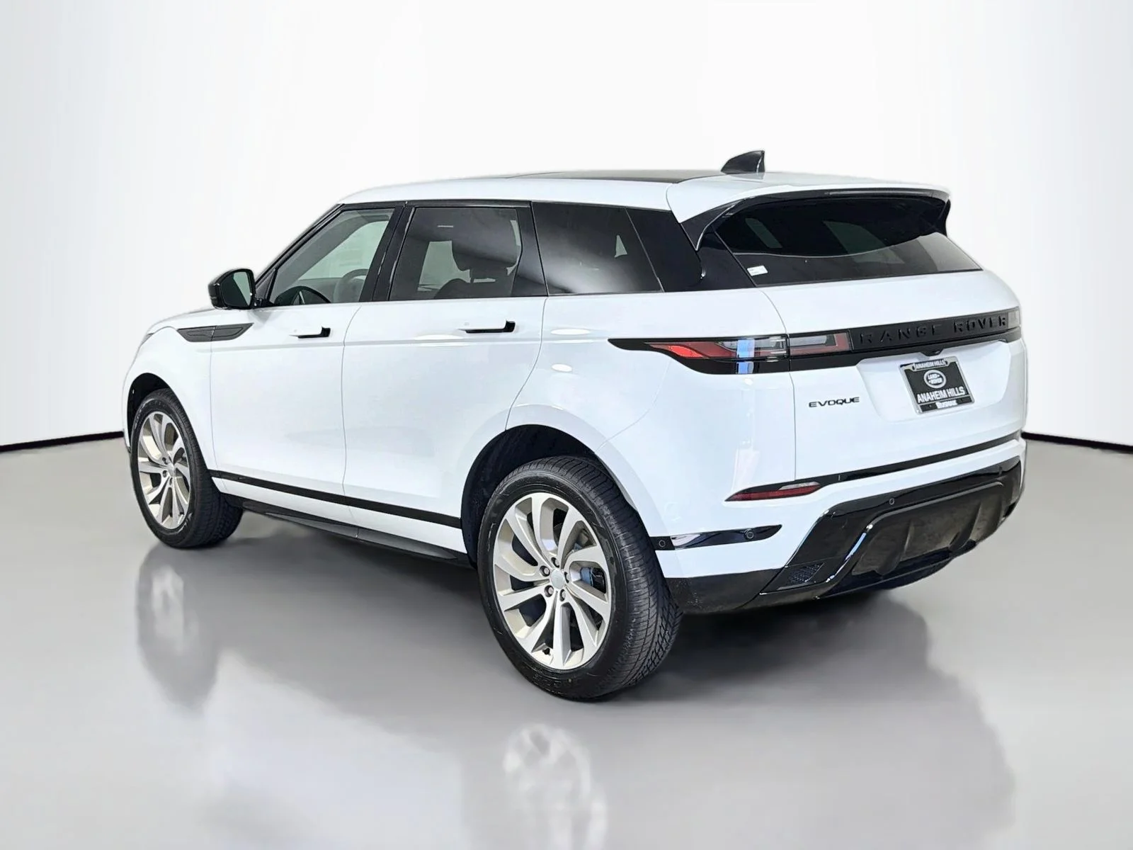 New 2026 Fuji White Land Rover Hoxton Edition image 3