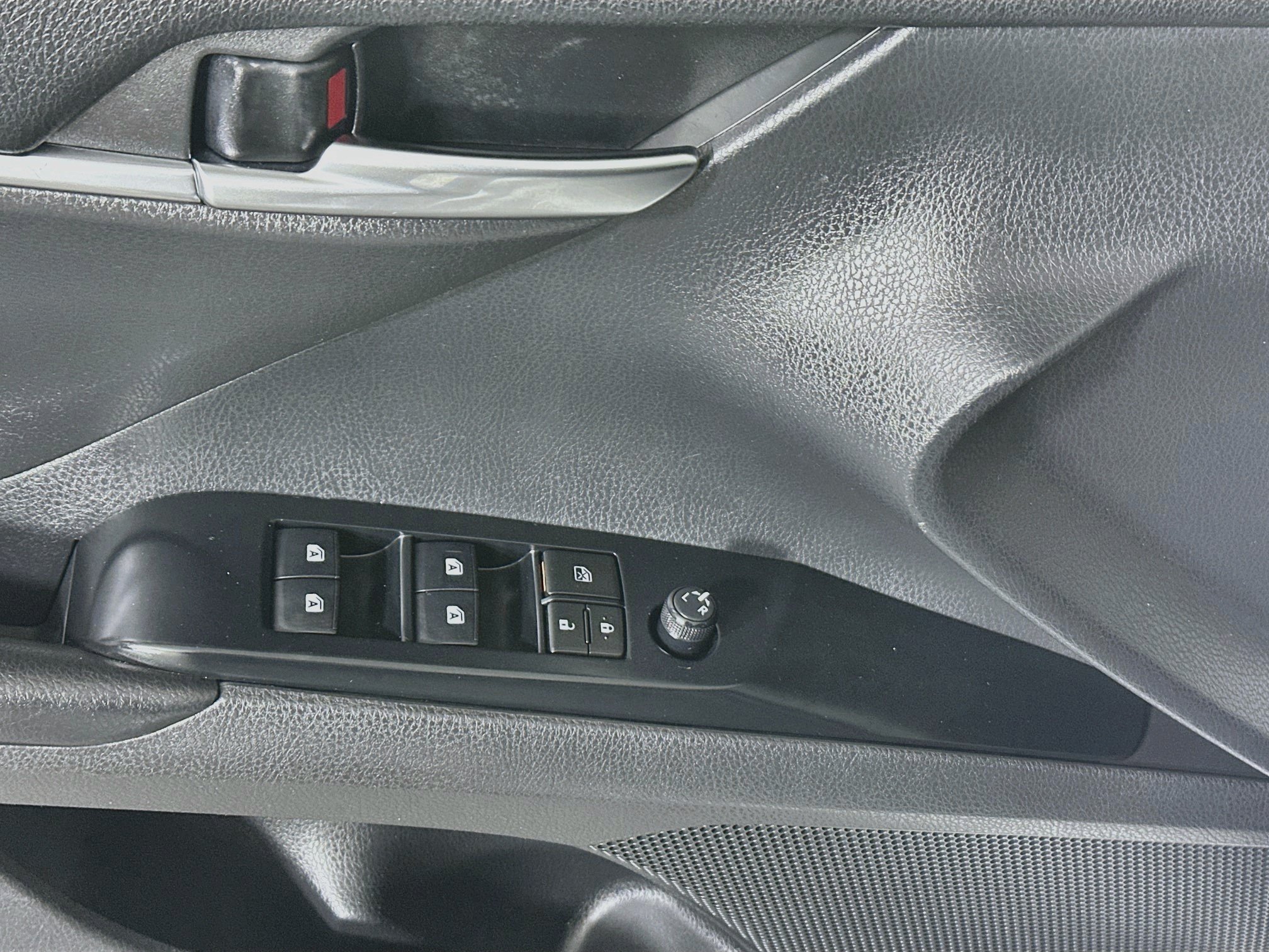 Used 2018 Super White Toyota SE image 14