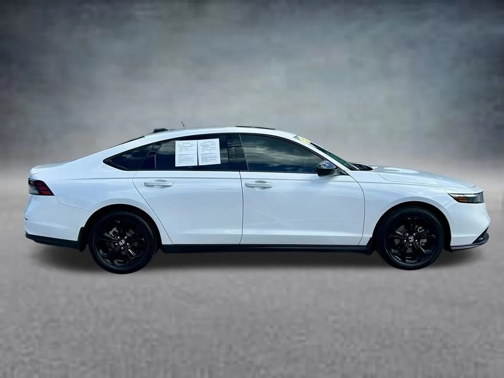 Used 2025 Platinum White Pearl Honda SE image 4
