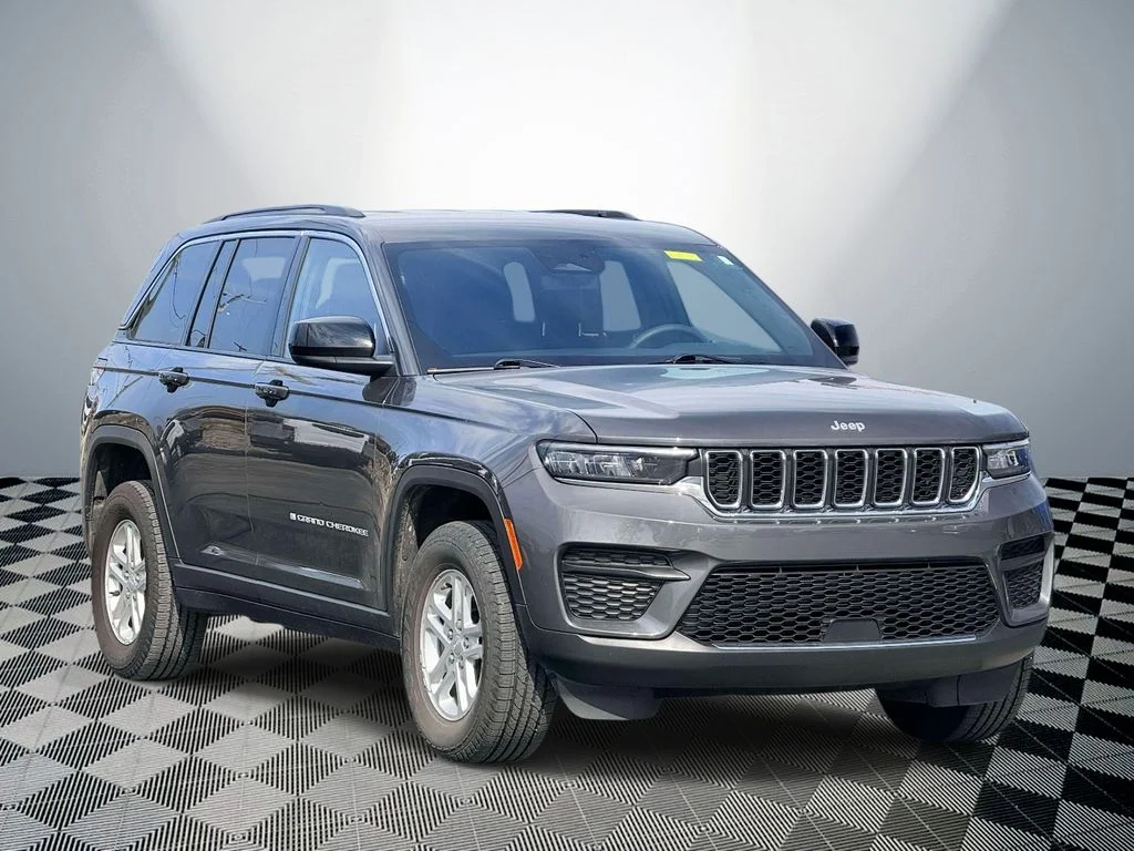 Used 2024 Gray Jeep Laredo image 4