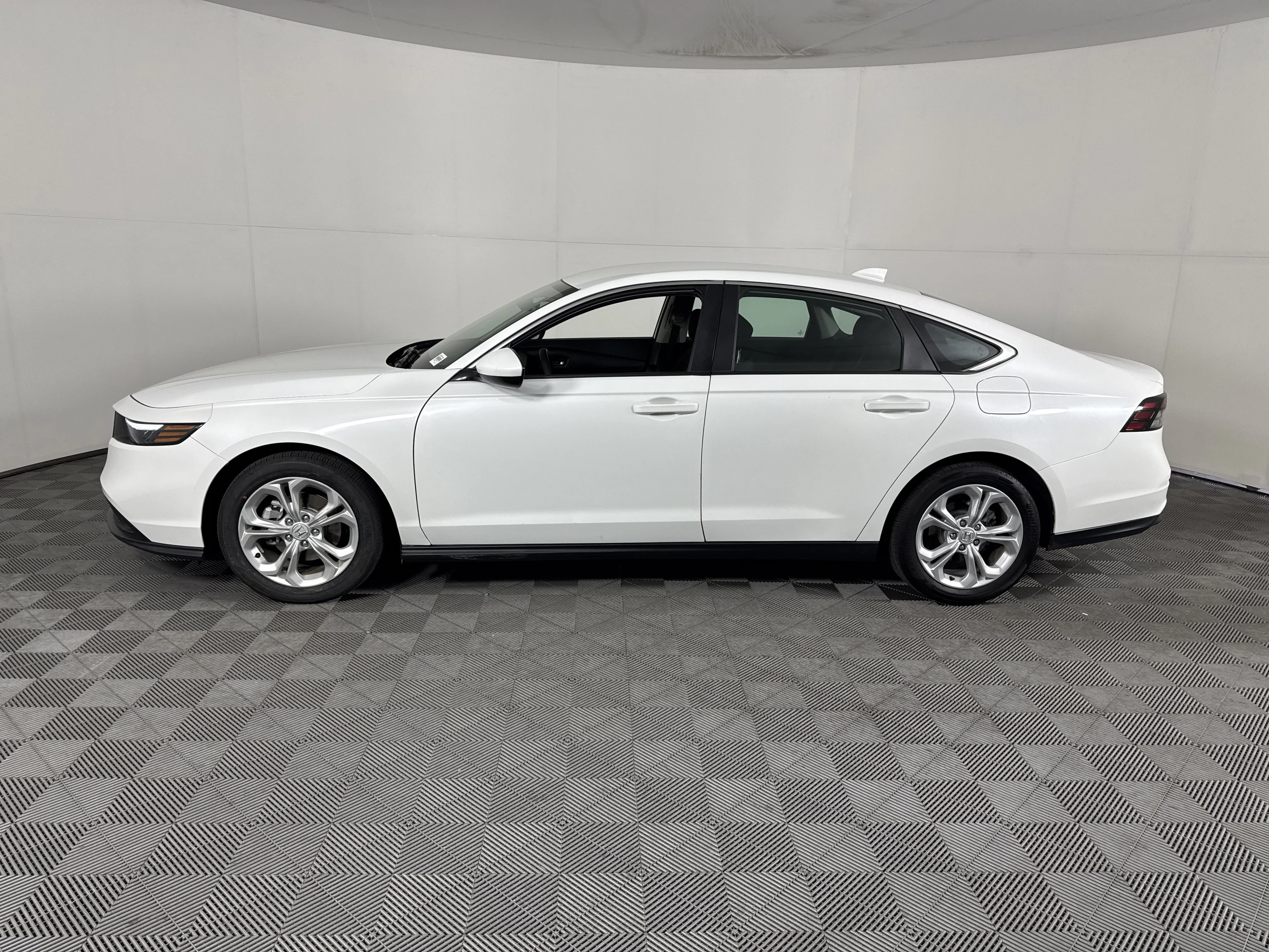 Used 2024 Platinum White Pearl Honda LX image 7