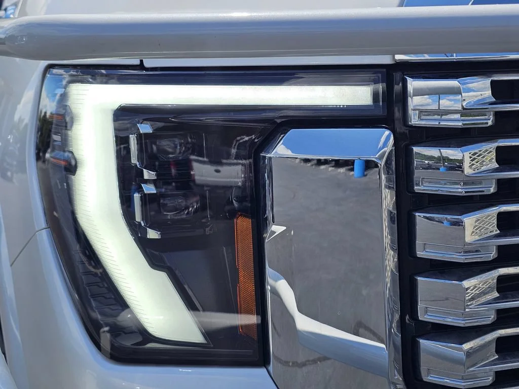 Used 2025 White Frost Tricoat GMC Denali image 4