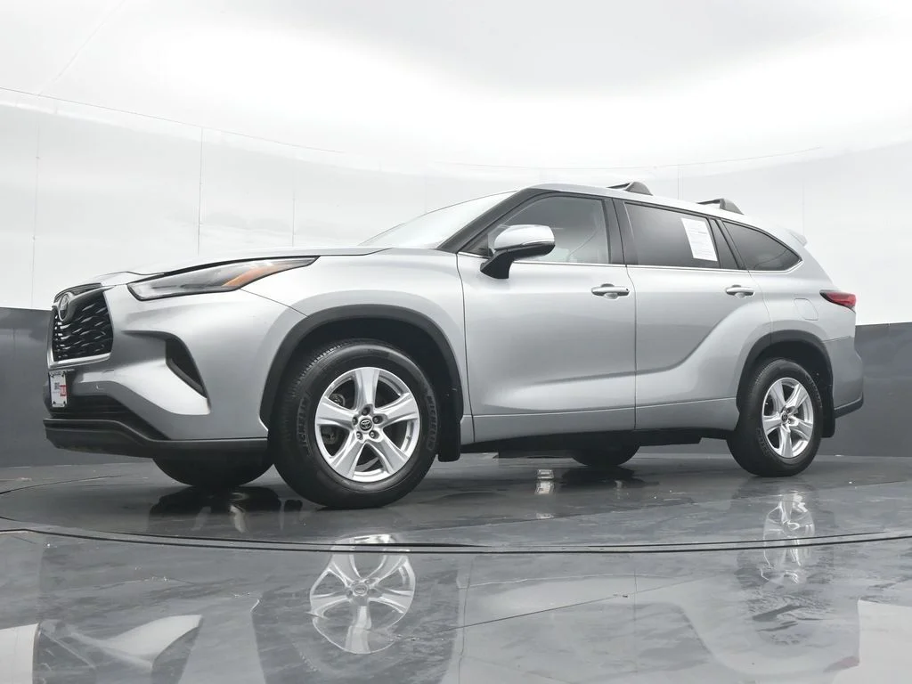 Used 2022 Silver Toyota L image 28