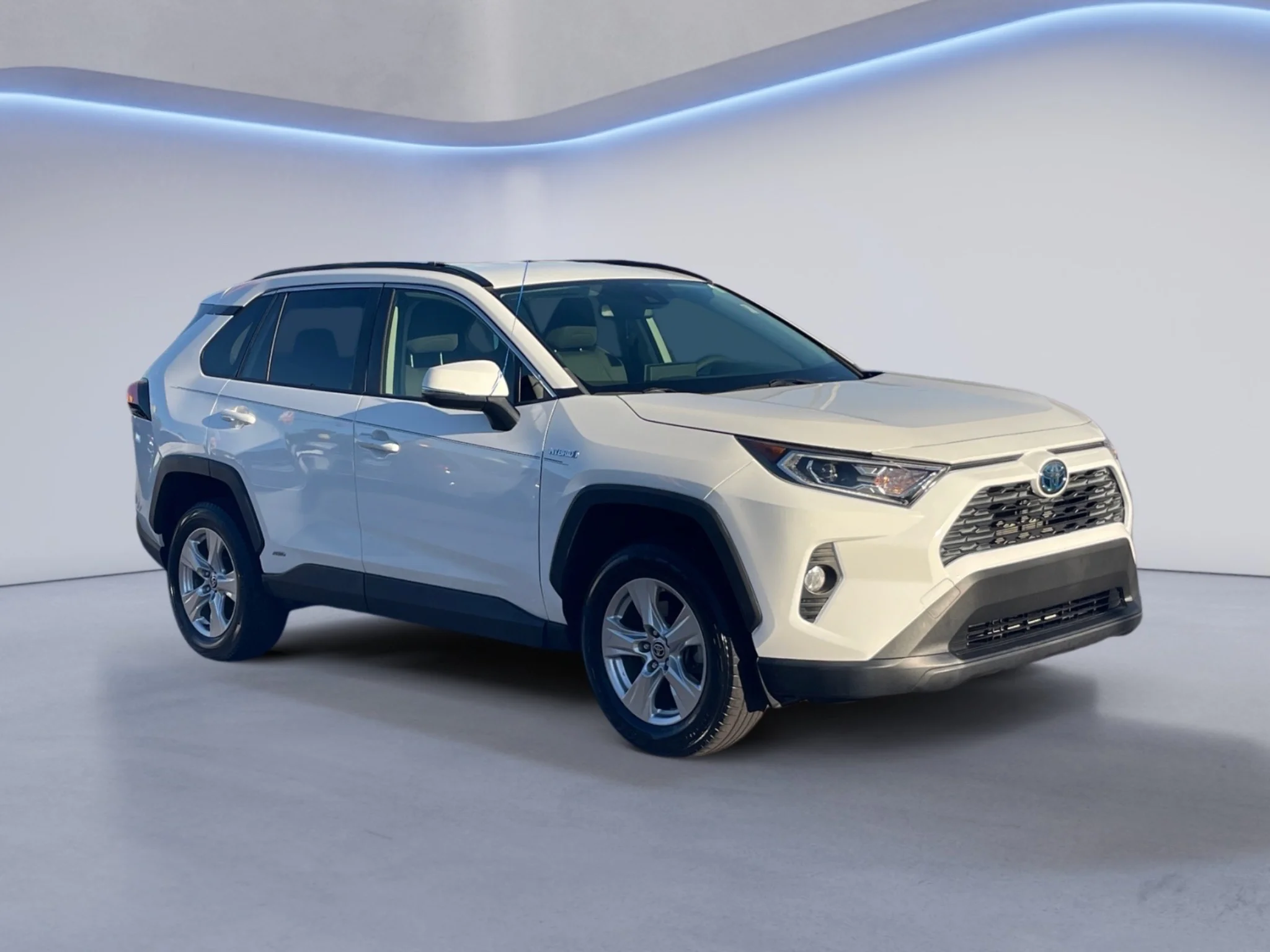 Used 2021 Super White Toyota Hybrid XLE image 1