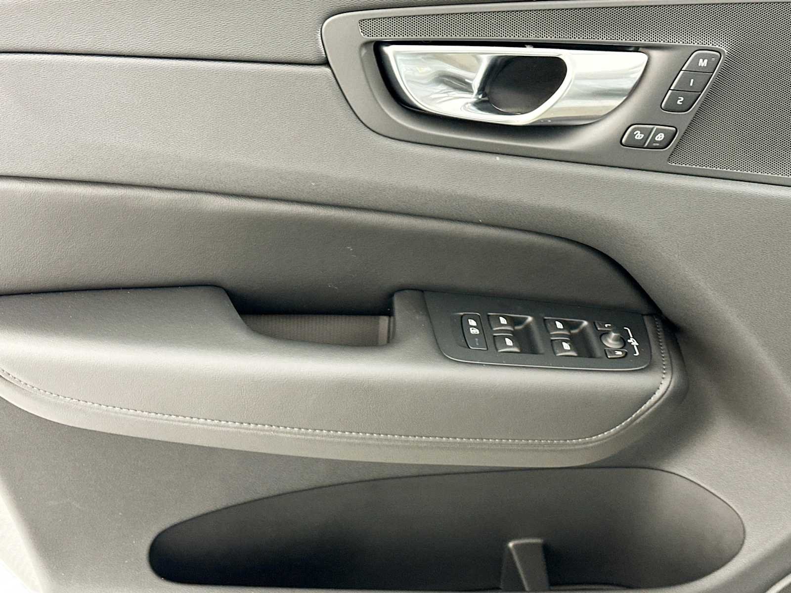 2025 Volvo XC60 Plus - Photo 16