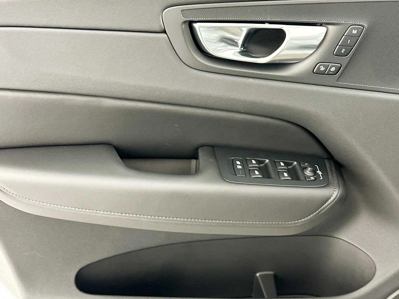 Certified Used 2025 Vapour Grey Volvo Plus image 16