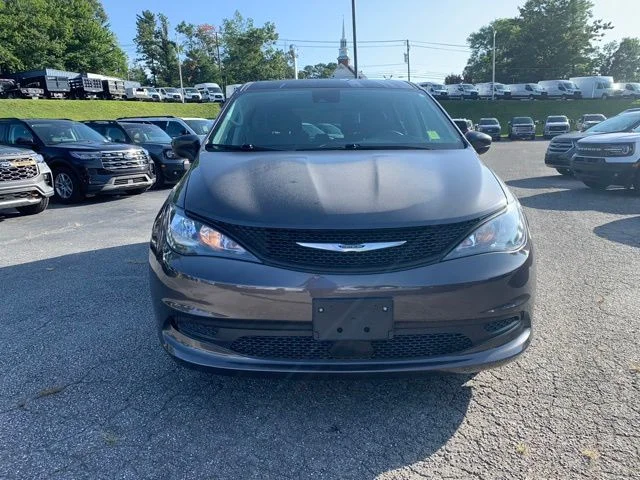 Used 2023 Granite Crystal Clearcoat Metallic Chrysler LX image 3