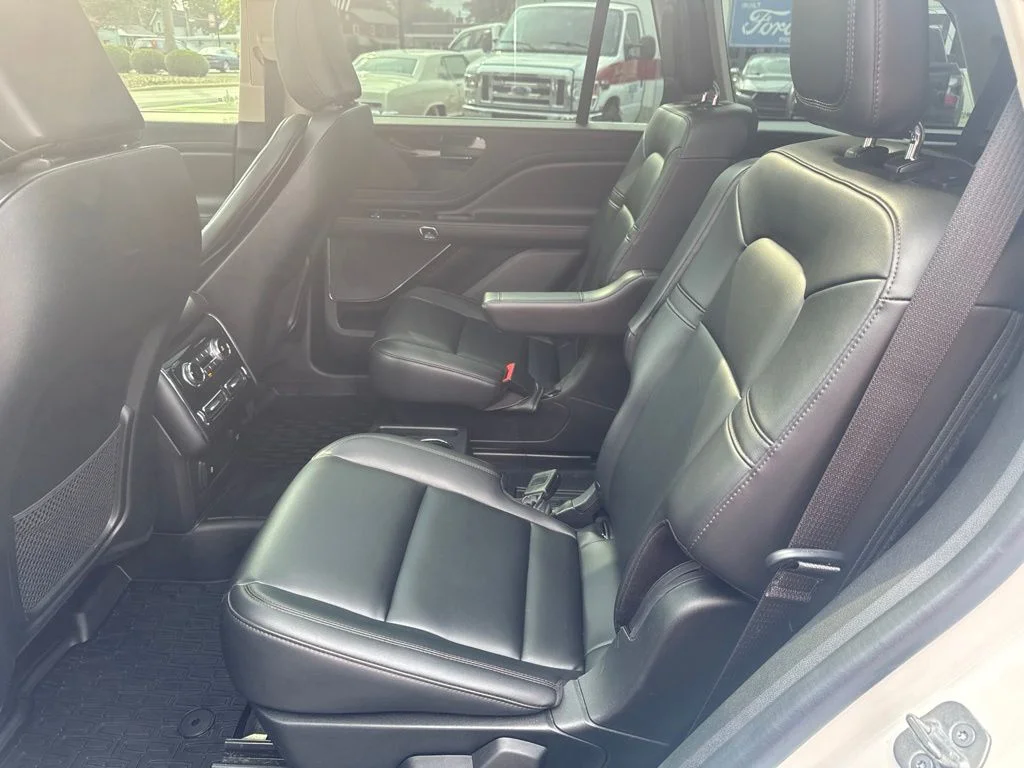 Used 2023 White Metallic Lincoln Standard image 28
