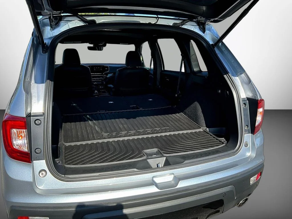 Certified Used 2019 Lunar Silver Metallic Honda Elite image 8