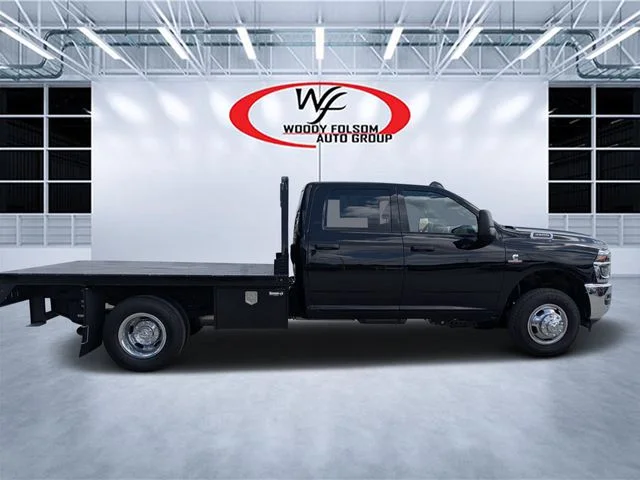 New 2026 Diamond Black Crystal Pearl-Coat Exterior Paint RAM Tradesman image 3