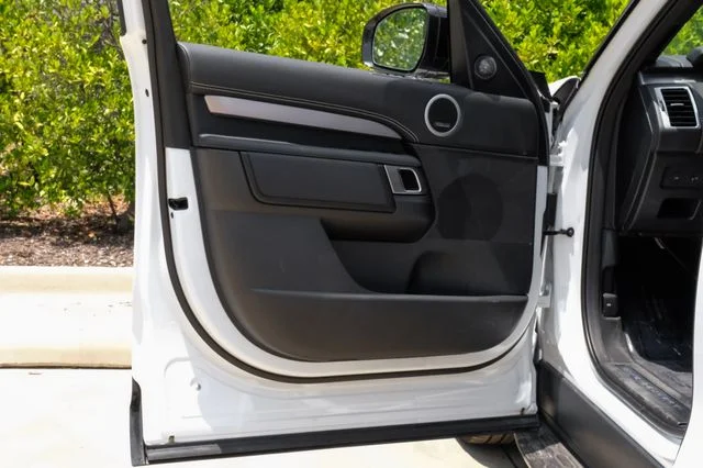 Used 2025 White Land Rover Dynamic SE image 52