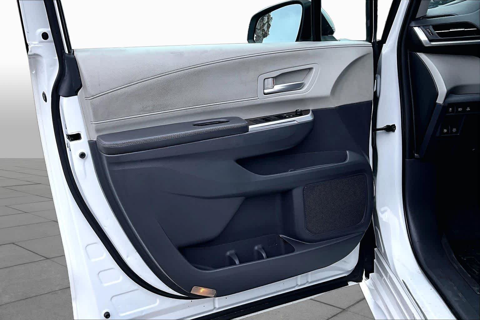 Used 2022 Wind Chill Pearl Toyota XLE image 20