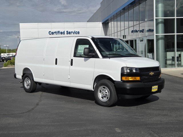 New 2026 Summit White Chevrolet WT image 3