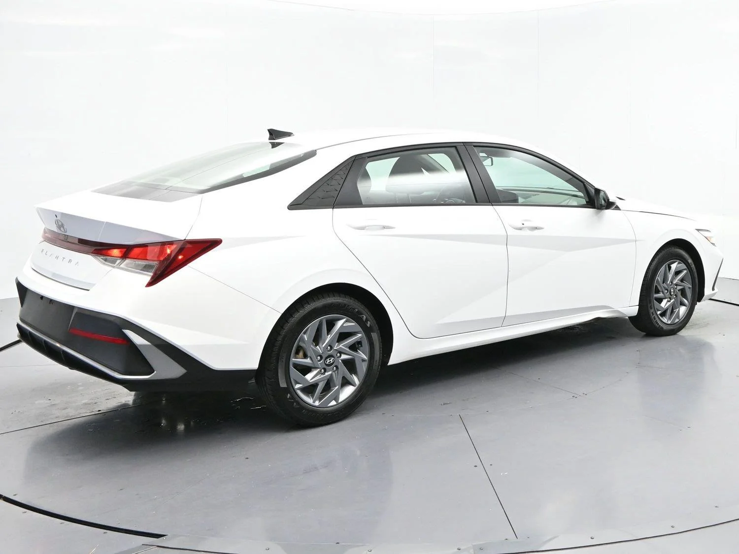 Used 2024 Serenity White Hyundai SEL image 7