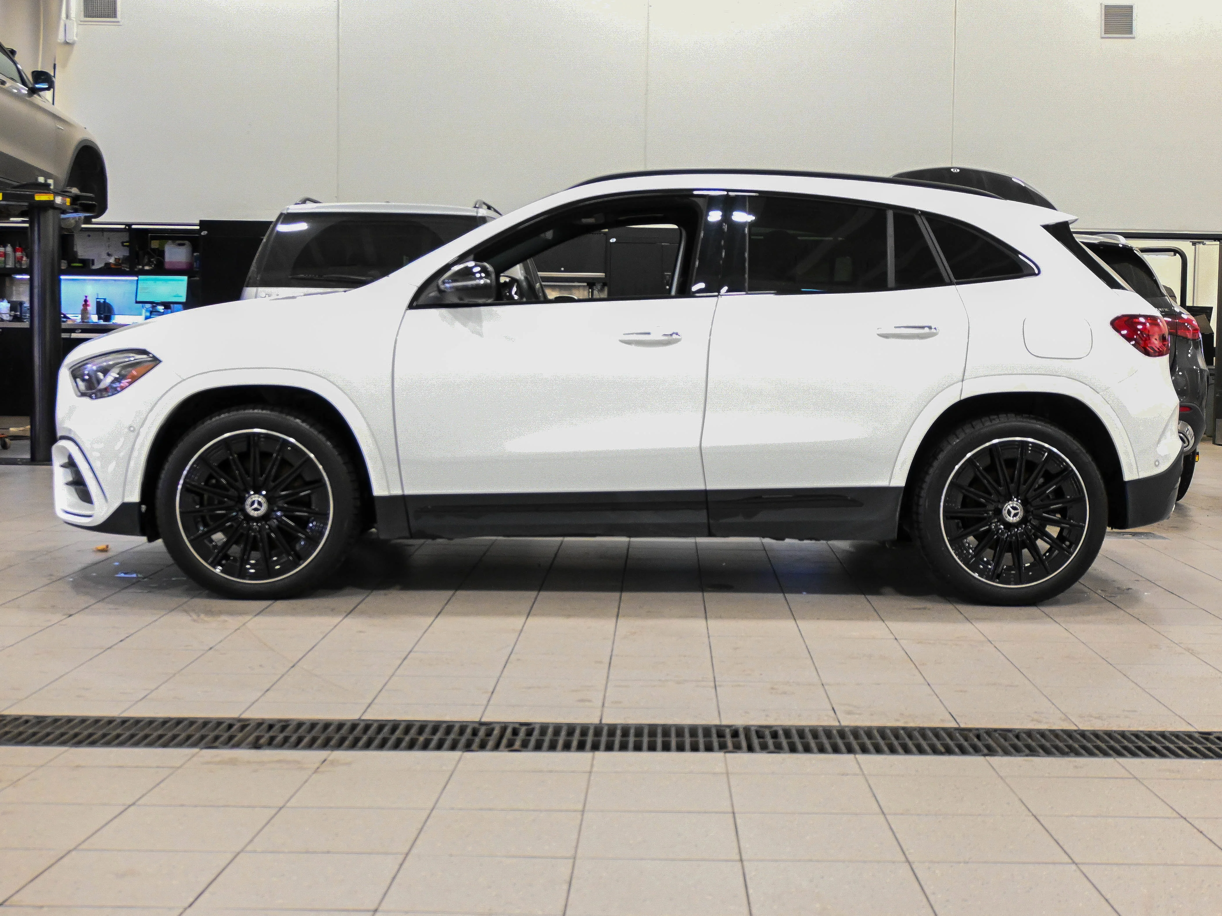 New 2025 Polar White Mercedes-Benz GLA 250 image 2