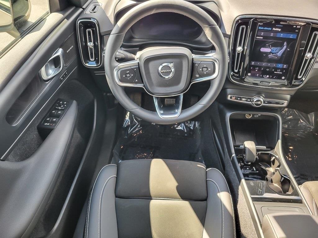 2023 VOLVO XC40 - Image 10