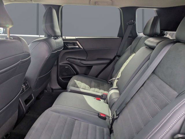 Used 2025  Mitsubishi SE image 14