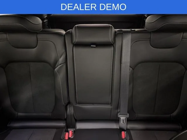 New 2026 Bright White Clear-Coat Exterior Paint Jeep Altitude image 28
