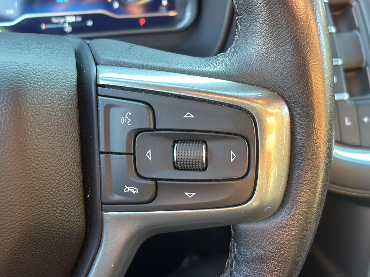 Used 2023 Summit White Chevrolet Z71 image 33