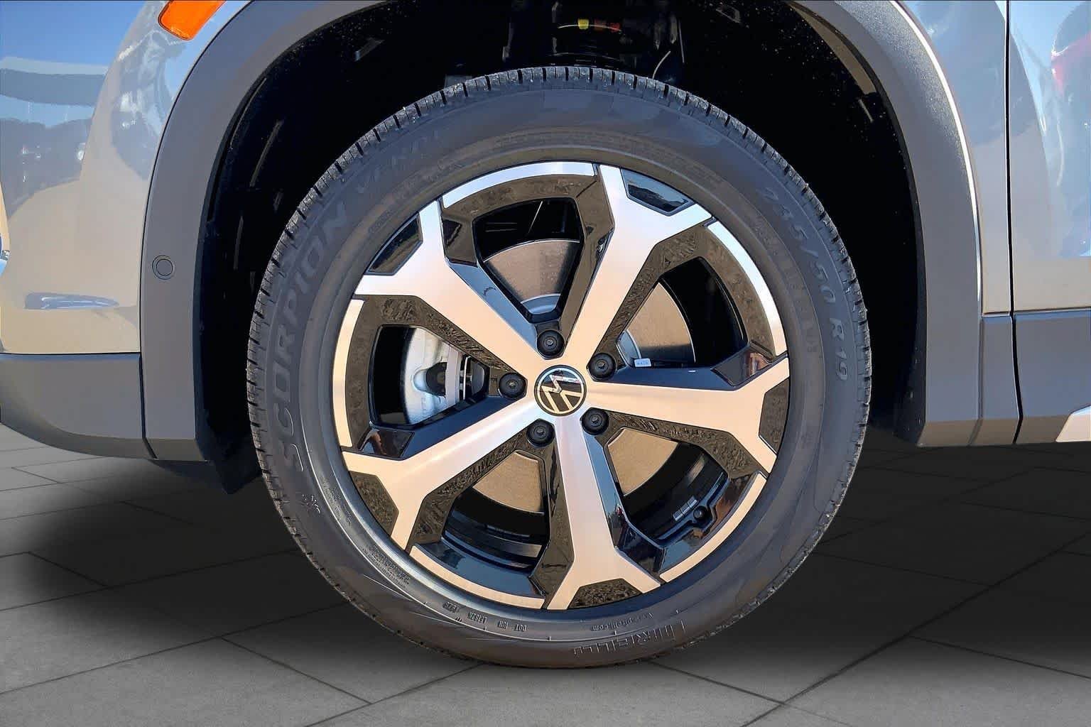 New 2026 Platinum Gray Metallic Volkswagen SE image 12