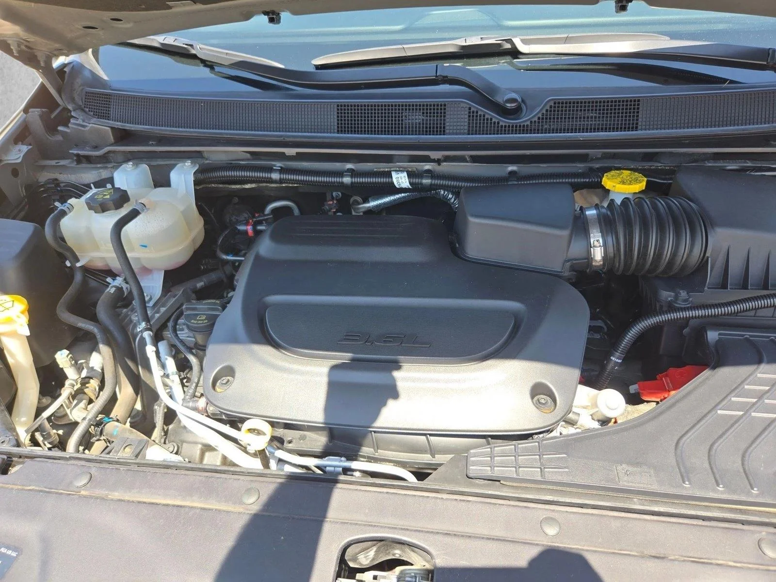 Used 2025 Ceramic Gray Clearcoat Chrysler Select image 22