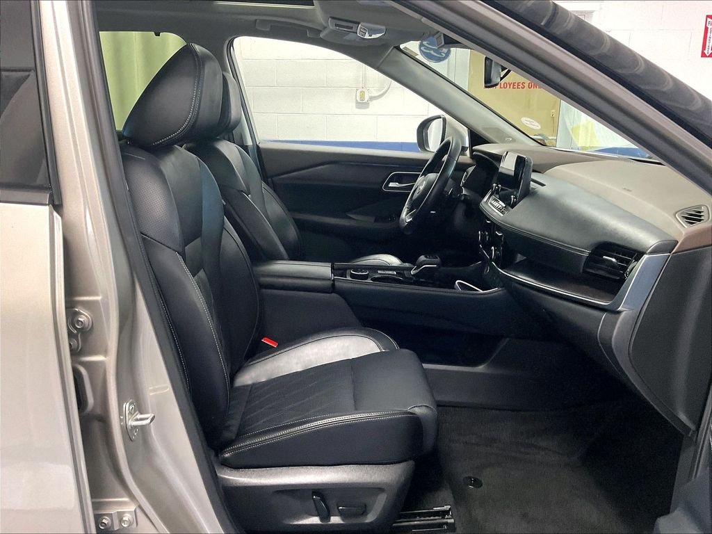 Used 2023 Gold Nissan Platinum image 11