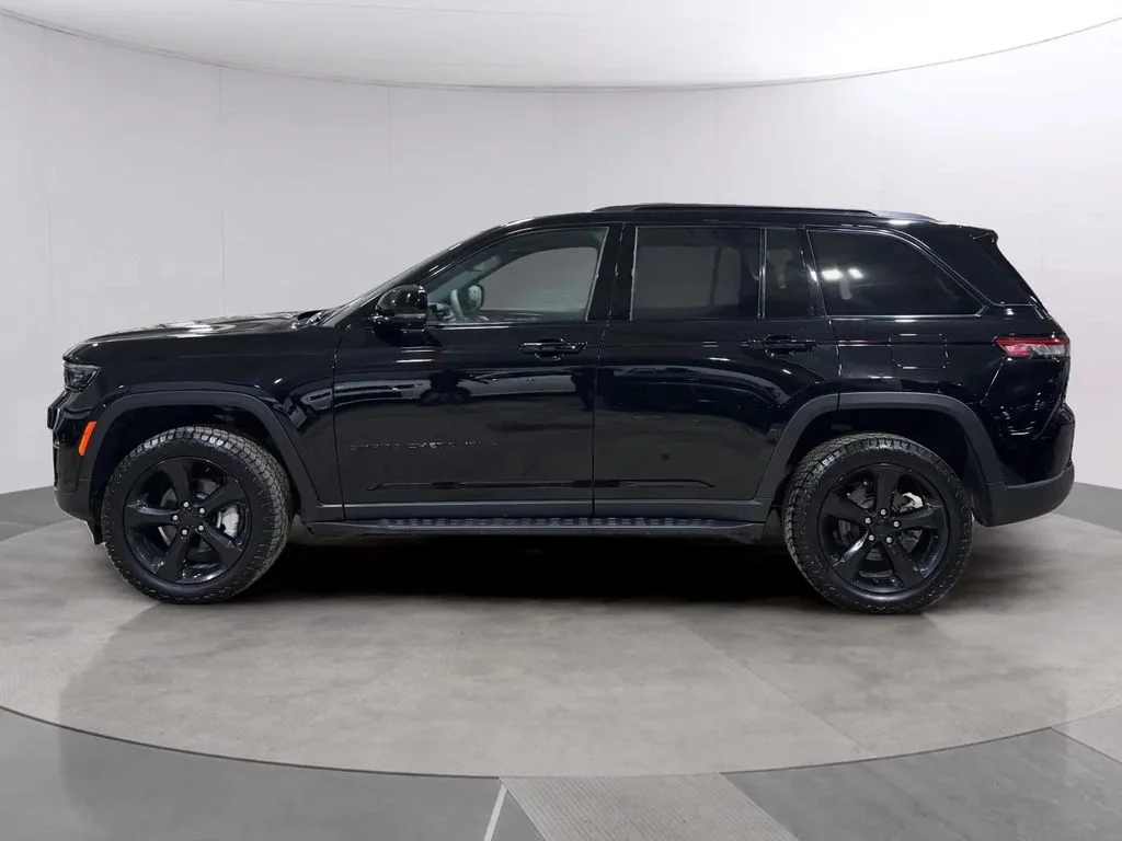 Used 2024 Diamond Black Crystal Pearlcoat Jeep Limited image 6