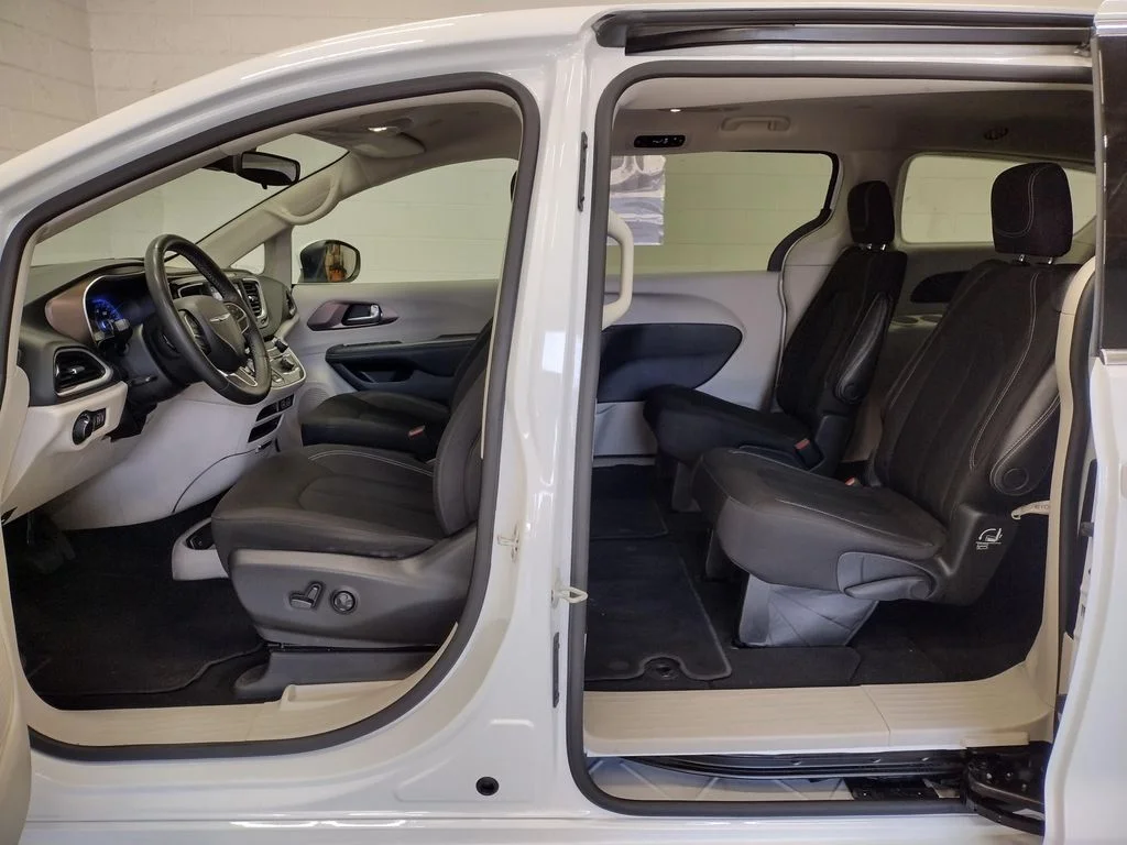Used 2023 White Chrysler LX image 23