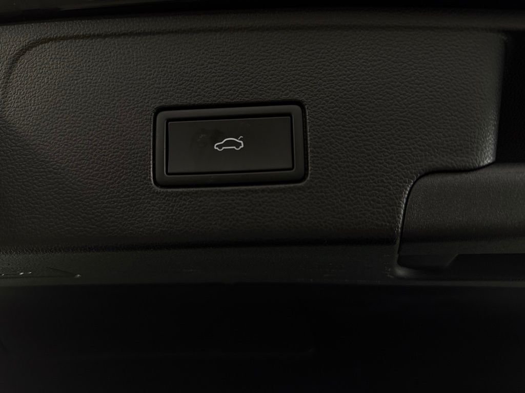 2025 Volkswagen Atlas Cross Sport SE w/Tech - Photo 27