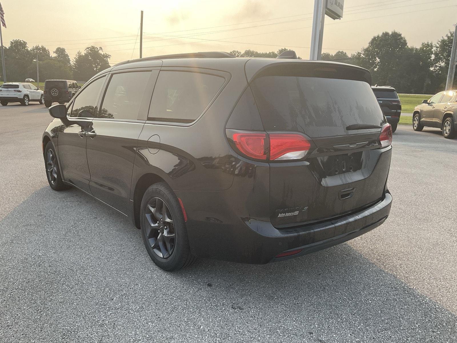Used 2019 Brilliant Black Crystal Pearlcoat Chrysler Touring L Plus image 8