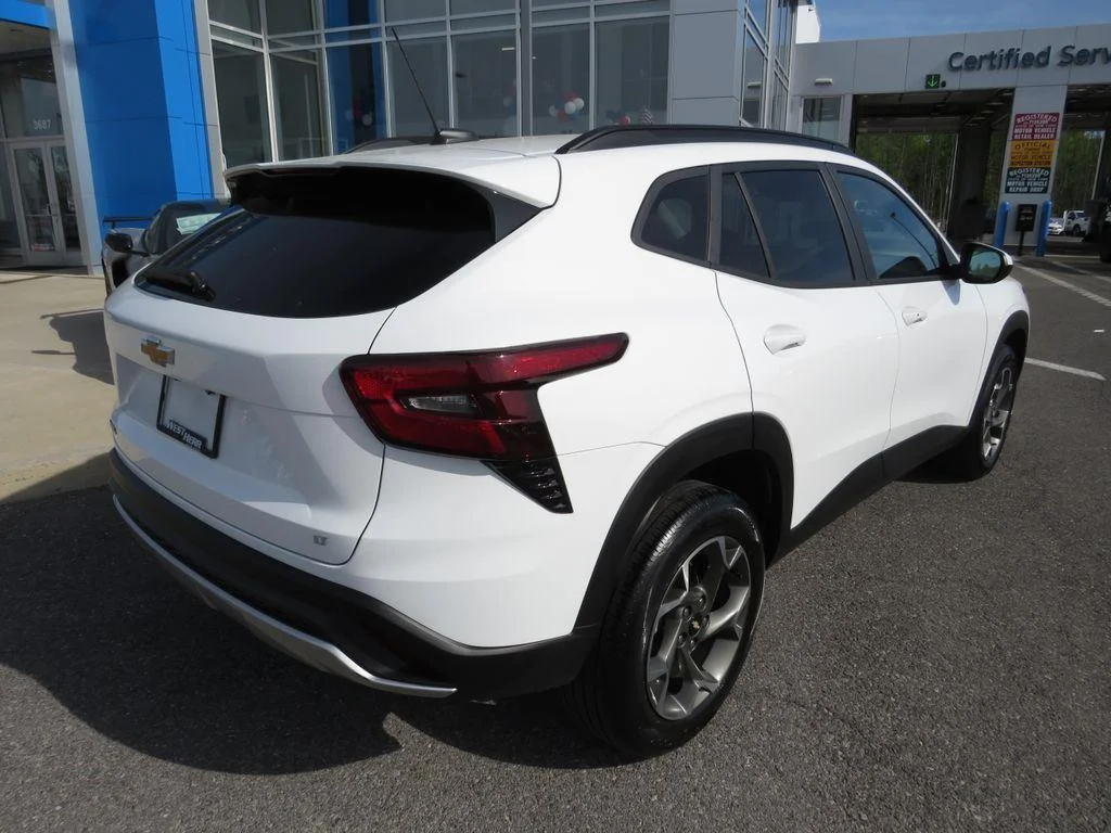 Used 2024 Summit White Chevrolet LT image 6