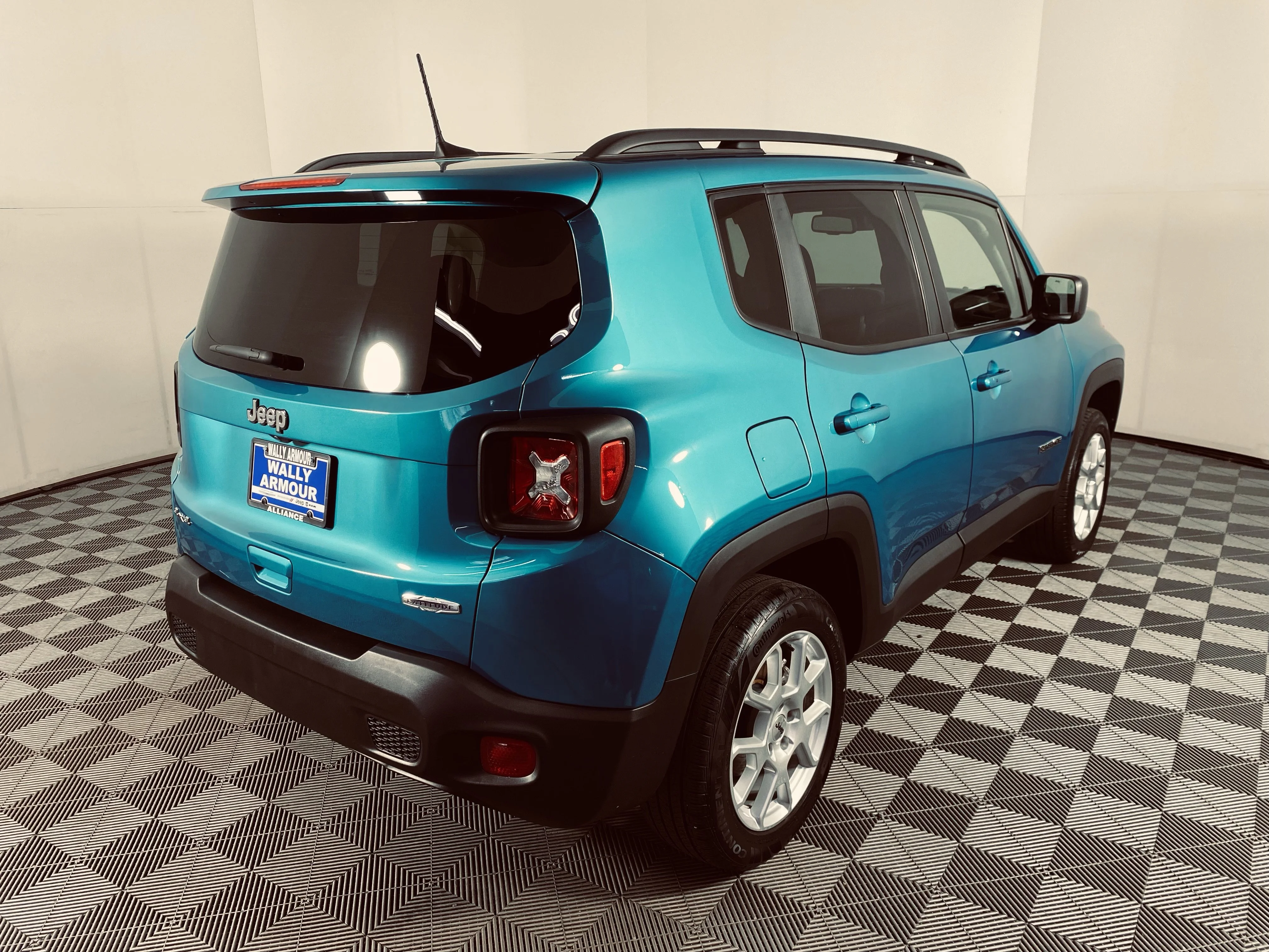 Used 2022 Bikini Metallic Clearcoat Jeep Latitude image 8