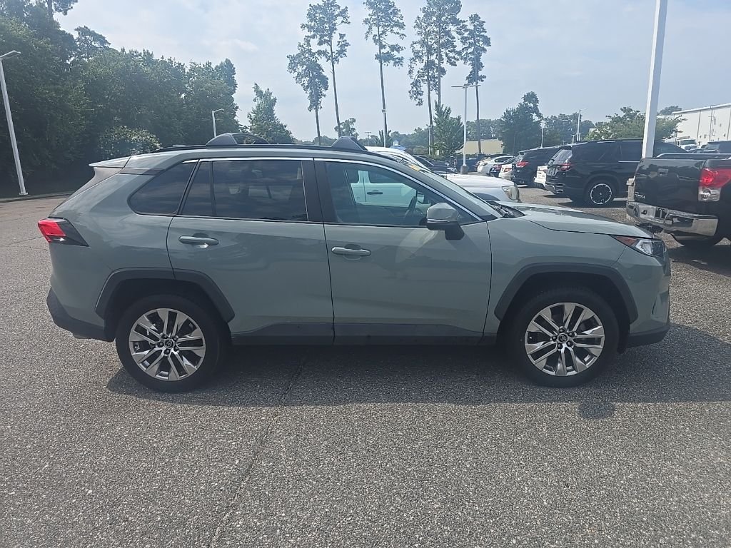Used 2020  Toyota XLE Premium image 4