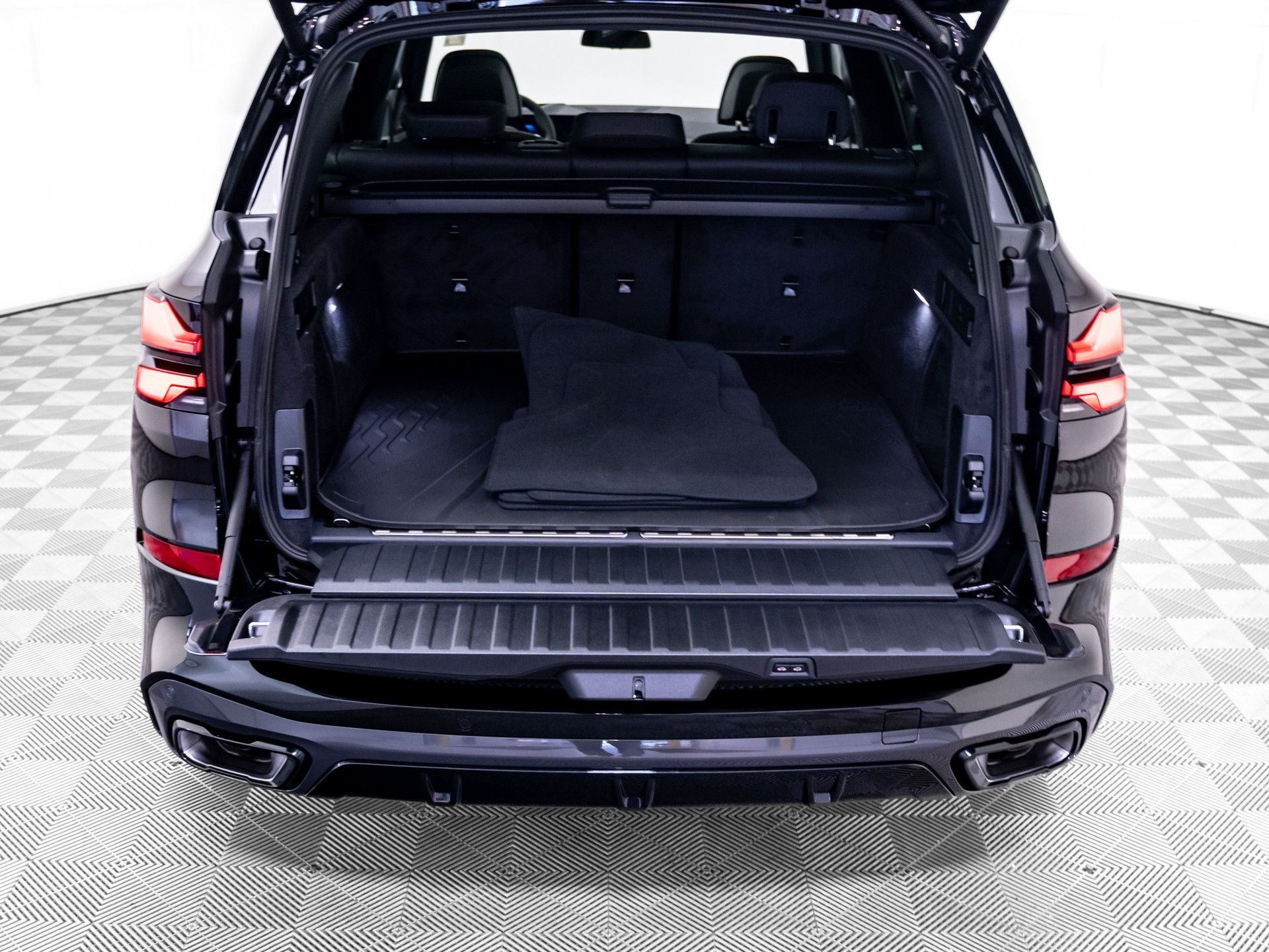 New 2026 Black Sapphire Metallic BMW xDrive50e image 33