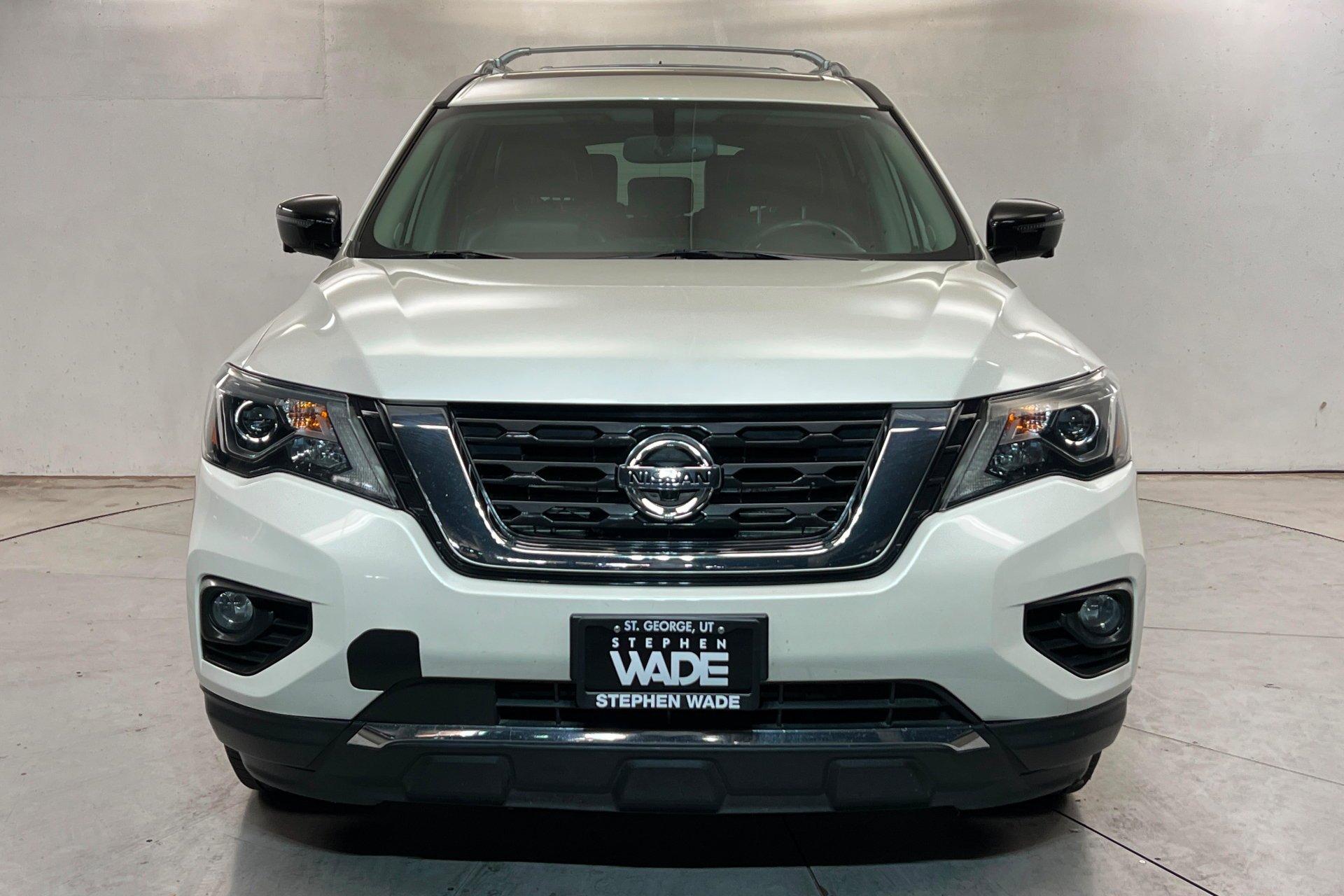 Used 2017 Pearl White Nissan Platinum image 9