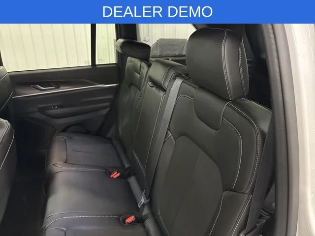 New 2026 Bright White Clear-Coat Exterior Paint Jeep Altitude image 31