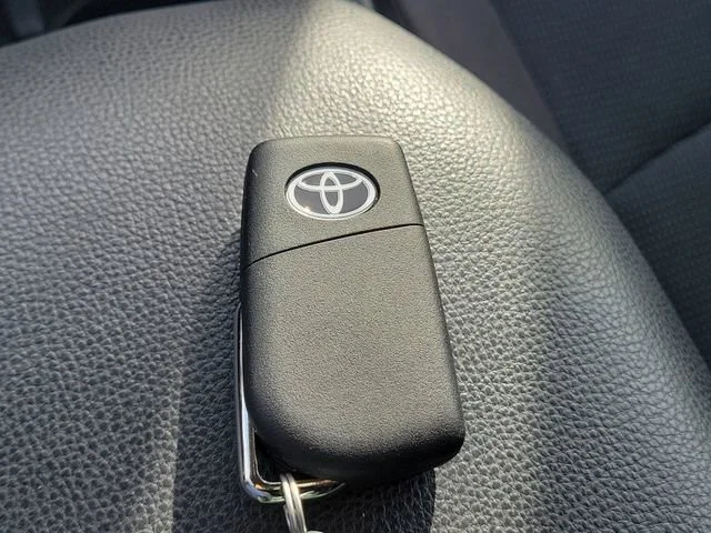 2024 Toyota RAV4 LE - Photo 30