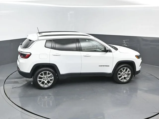 Certified Used 2022 Bright White Clearcoat Jeep Latitude Lux image 19