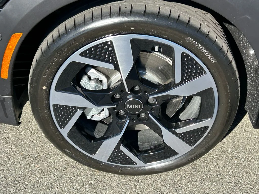 New 2026 Midnight Black II Metallic MINI Signature Plus image 9