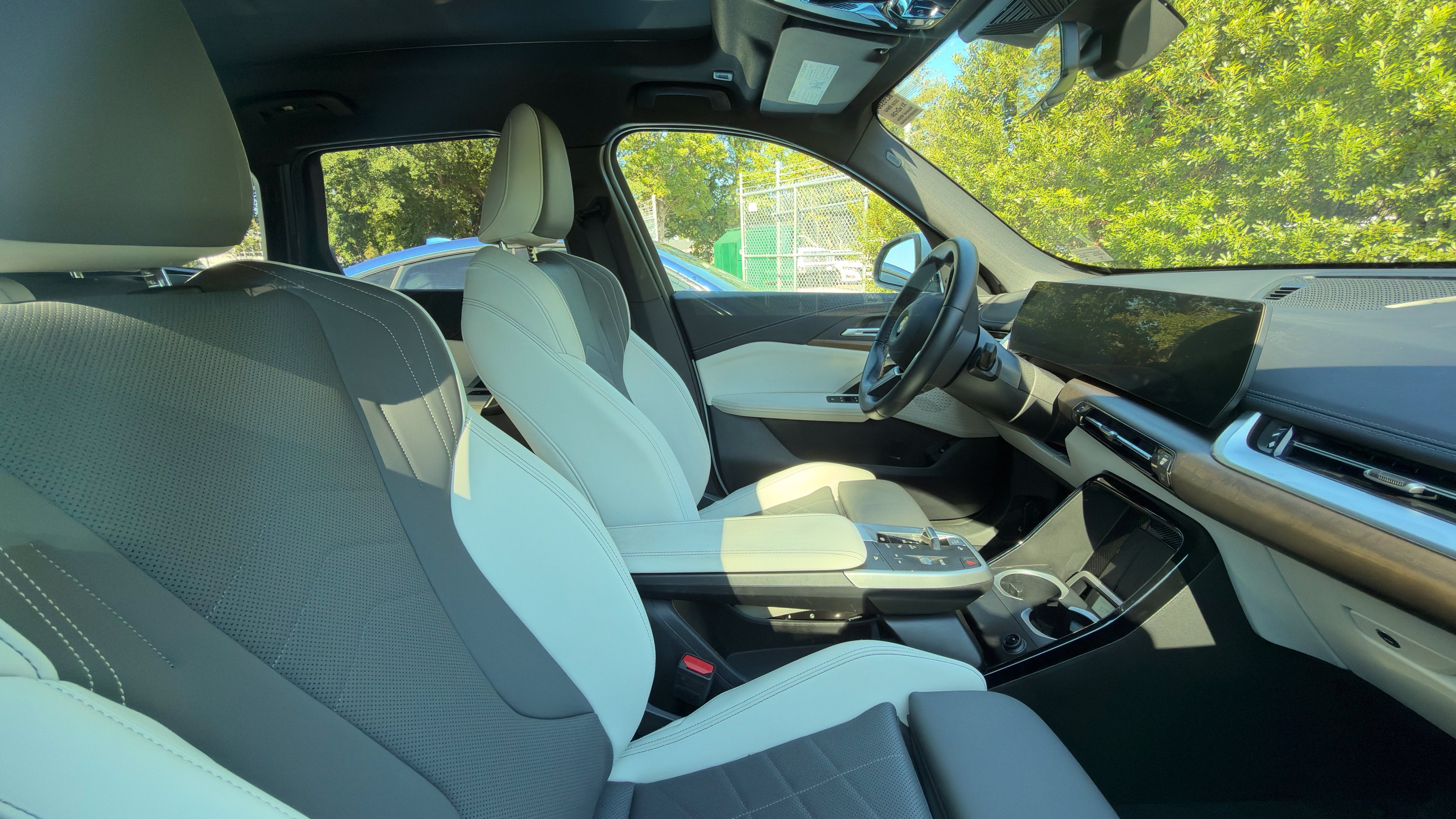 Used 2026 Mineral White Metallic BMW xDrive28i image 4
