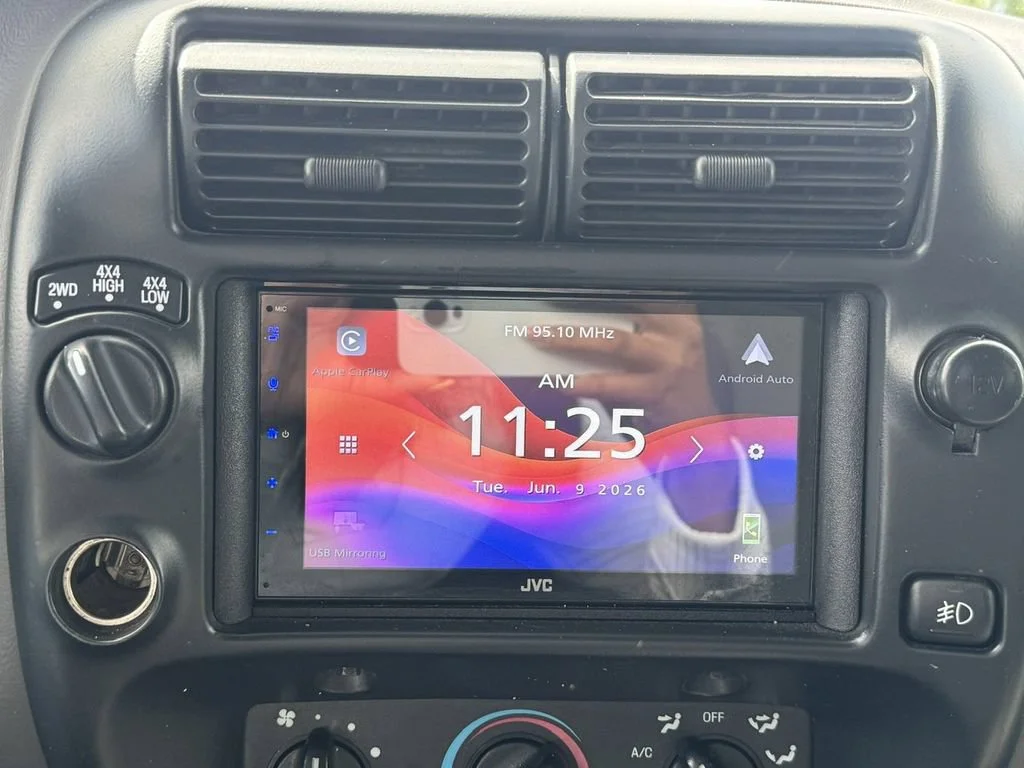 Used 2001 White Ford  image 16