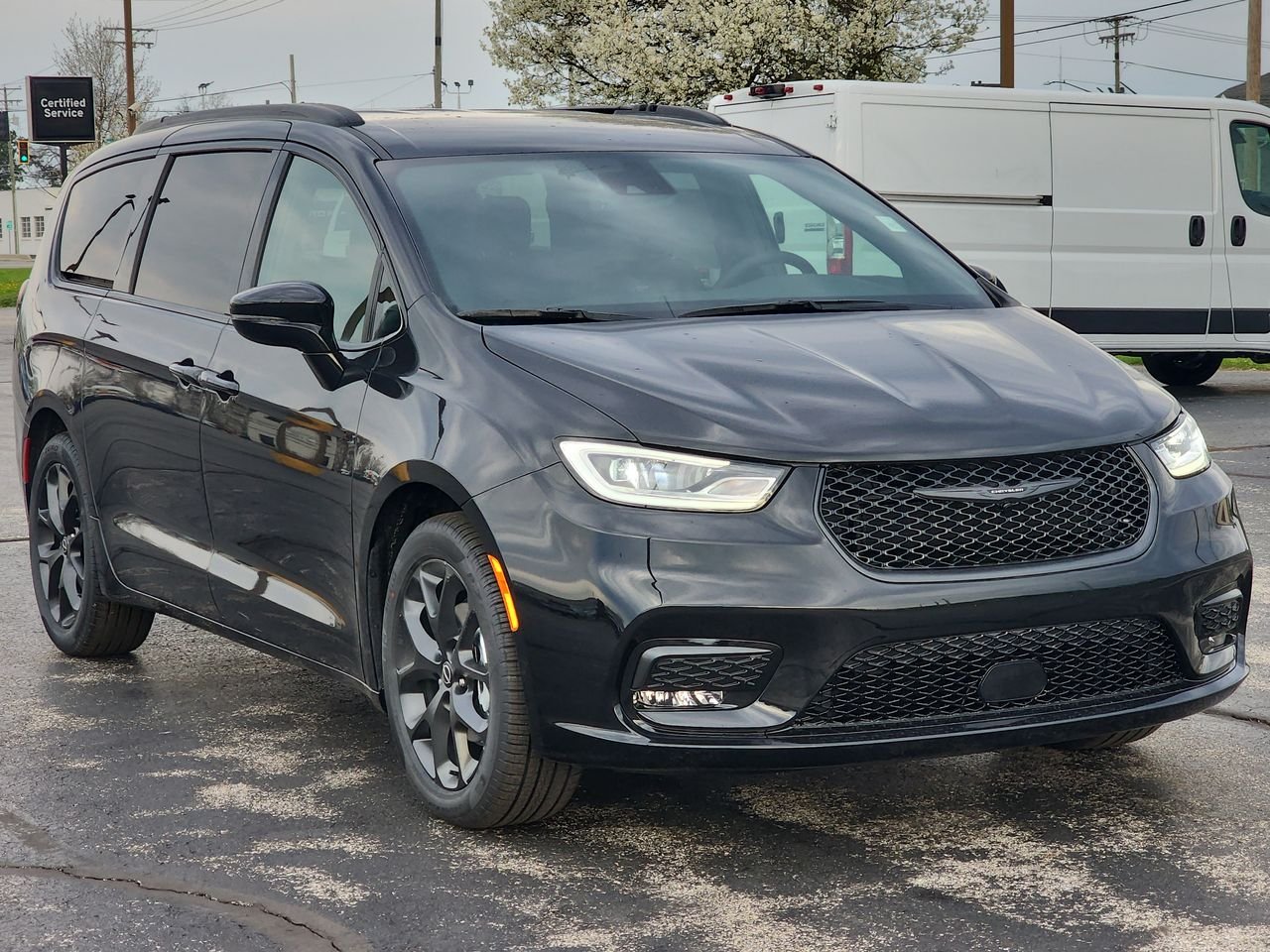 2026 Chrysler Pacifica Select's photo