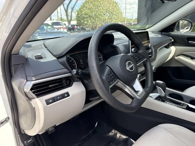 Used 2025 White Nissan 2.5 SV image 23