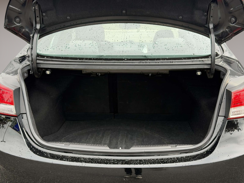 Used 2013 Black Hyundai GLS image 11