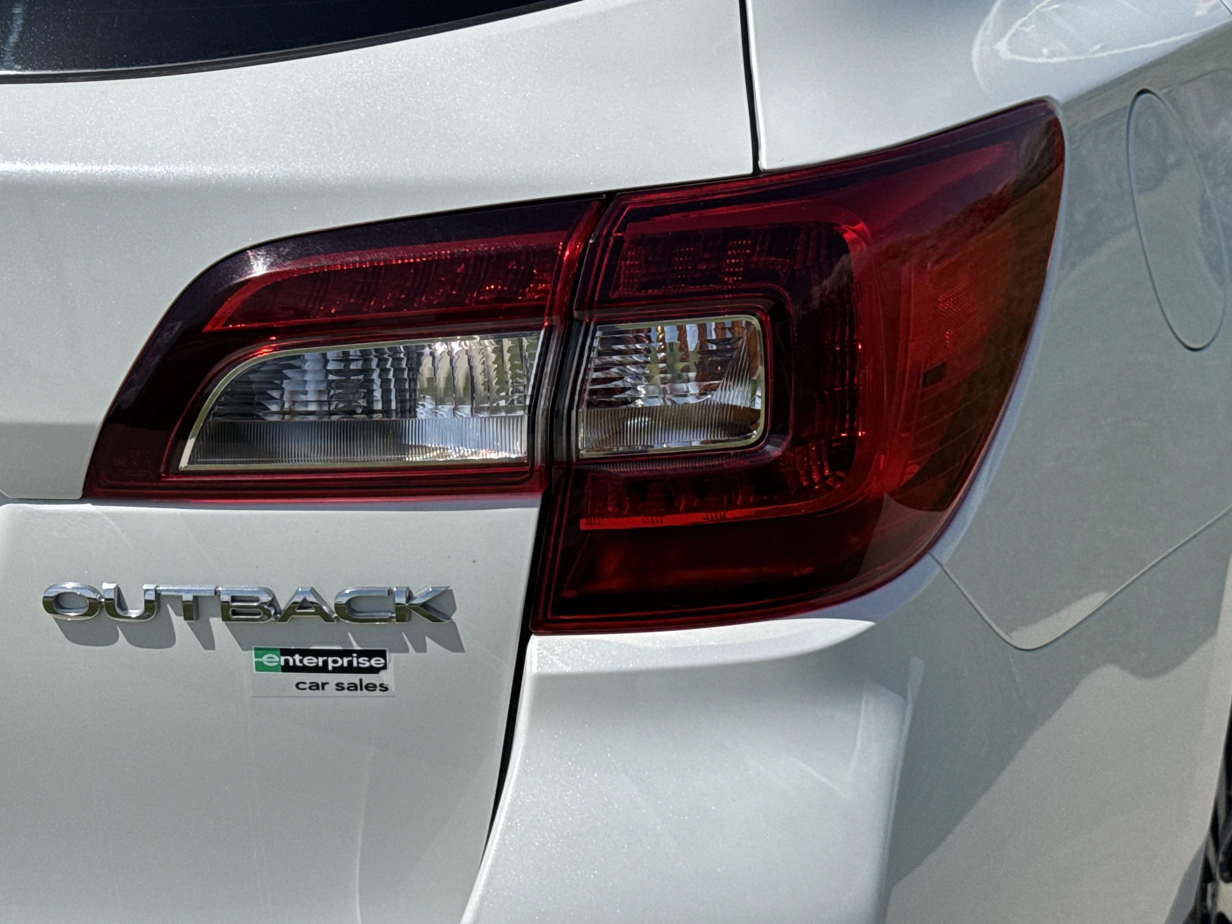 Used 2019 Crystal White Pearl Subaru Limited image 12
