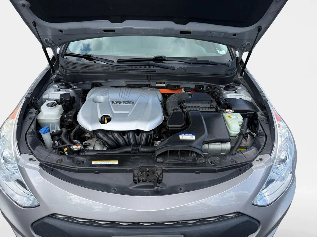 Used 2012 Hyper Silver Metallic Hyundai Base image 23